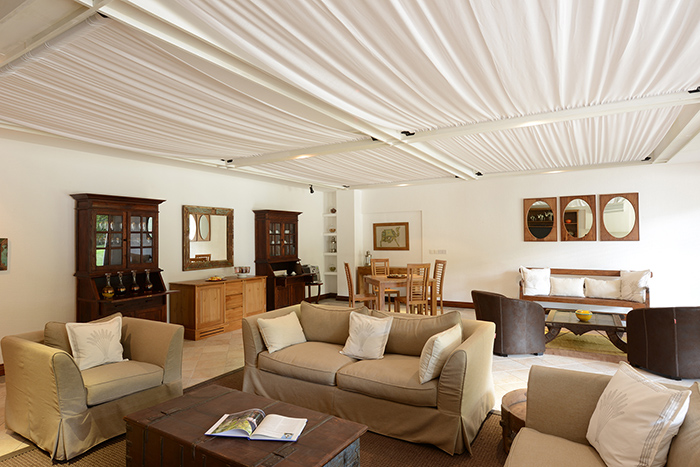 THE CLUB LOUNGE